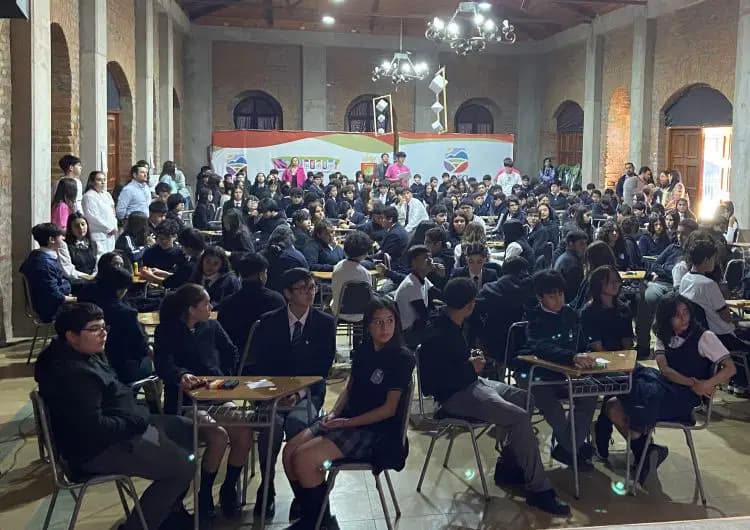 Imagen para la noticia: Colaborando aprendemos mejor: estudiantes de Peralillo resuelven problemas colaborativamente